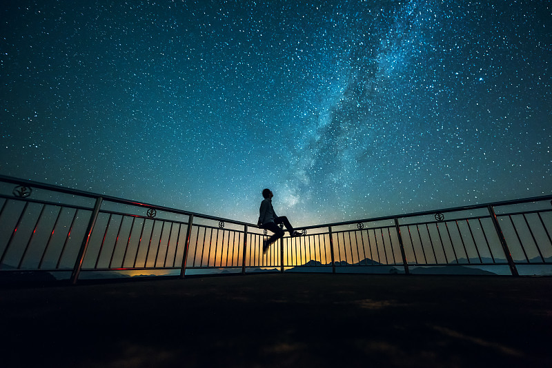 包含星空下的夜间徒步，感受黑暗中的运动魅力的词条