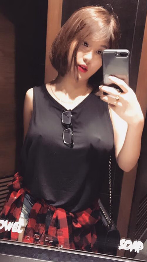 拜仁中场覆盖广，防守反击两端兼顾，拜仁中场球员